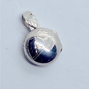 Vtg Sterling Silver 925 Round Bubble Shape Etched Floral Design Mini Locket 21mm